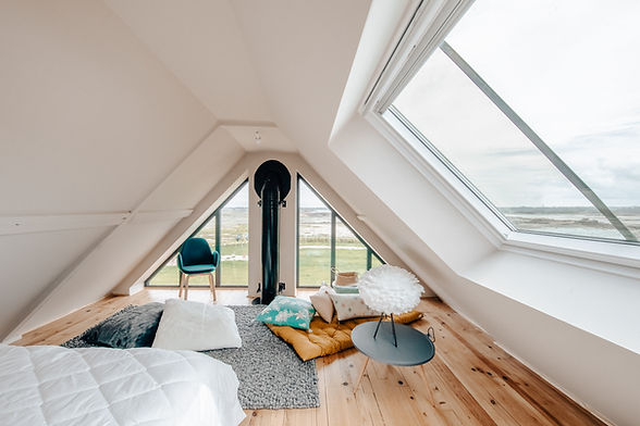 découvrez nos conseils et idées pour l’aménagement des combles afin d’optimiser votre espace sous les toits. transformez vos combles en pièce de vie confortable, chambre, bureau ou salle de jeux selon vos envies.