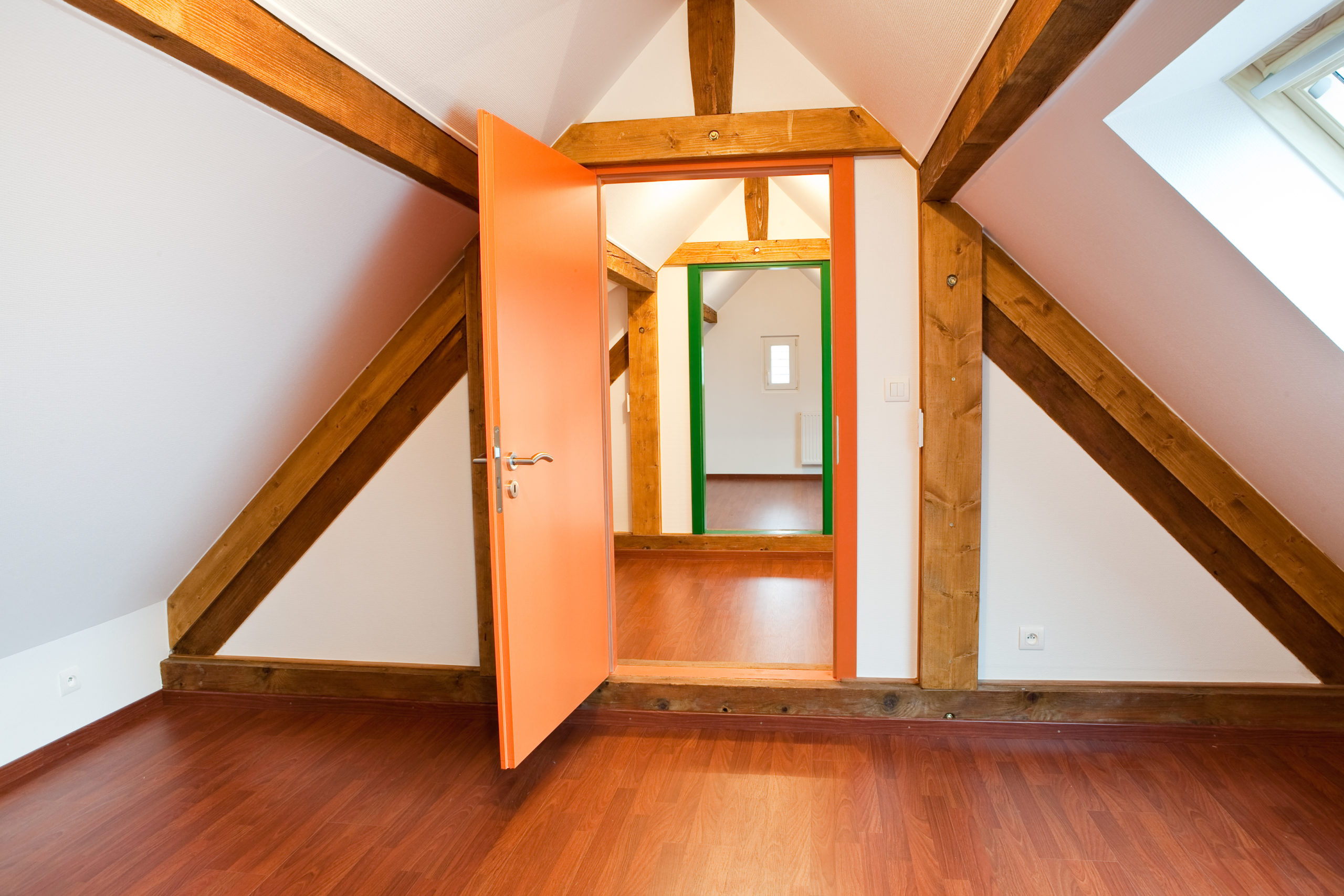 optimisez l’espace sous votre toit avec un aménagement de combles de 25 m². conseils, idées et astuces pour créer une pièce fonctionnelle et confortable adaptée à vos besoins.