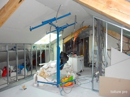 découvrez nos conseils et idées pour l’aménagement de combles de 40m2 : solutions d’optimisation de l’espace, inspiration déco et astuces pratiques pour créer une pièce fonctionnelle et agréable sous les toits.