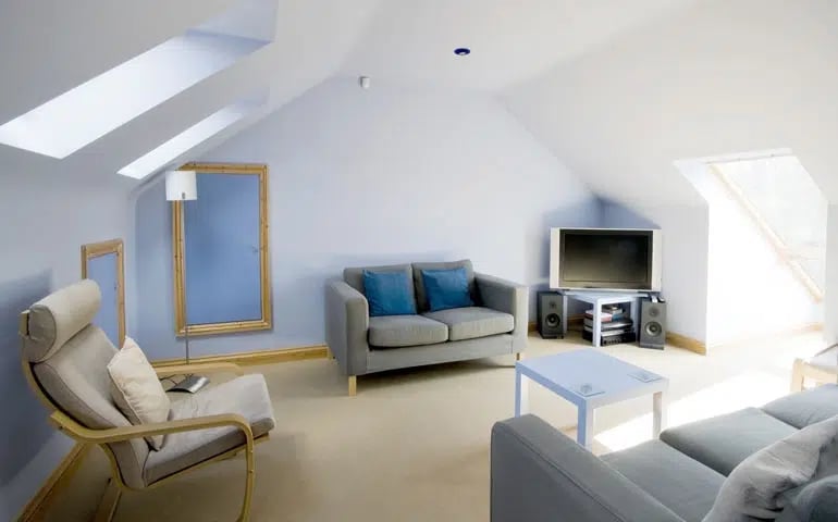 découvrez comment optimiser l'aménagement de vos combles de 70m2 : idées, conseils pratiques et solutions pour créer un espace lumineux, confortable et fonctionnel selon vos besoins.