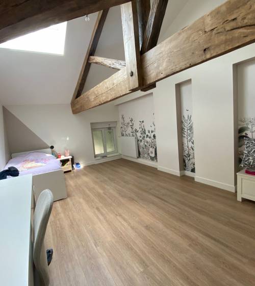 optimisez votre espace avec l'aménagement de combles : conseils, astuces et solutions sur mesure pour transformer vos combles en pièce de vie confortable et pratique.