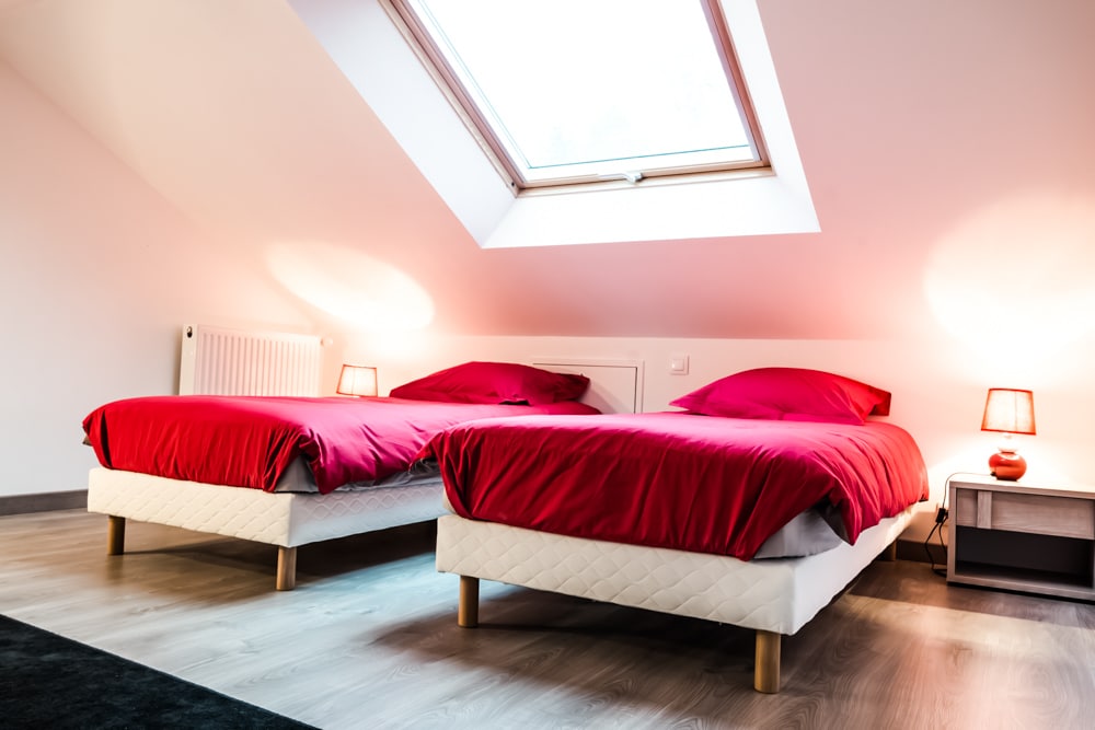 découvrez nos conseils et astuces pour aménager vos combles et transformer cet espace sous toiture en une pièce fonctionnelle, lumineuse et agréable à vivre.