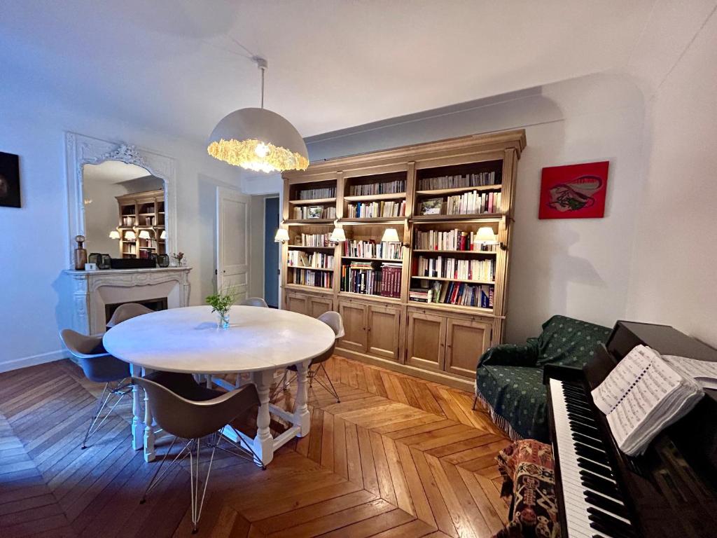 découvrez une atmosphère chaleureuse typique du 17e siècle : charme, convivialité et décor authentique pour une expérience unique et immersive.