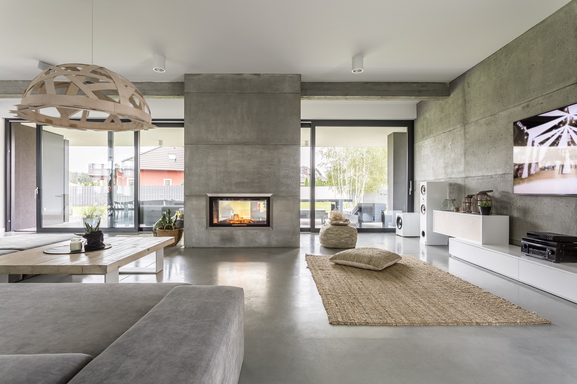 découvrez le béton ciré, un revêtement décoratif tendance idéal pour sols, murs et meubles. modernisez votre intérieur avec un matériau résistant, facile d'entretien et personnalisable selon vos envies.