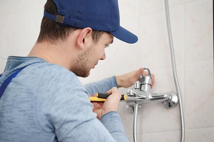 découvrez nos conseils pour bien choisir un artisan qualifié pour la rénovation et l’aménagement de votre salle de bain. obtenez un résultat de qualité et évitez les mauvaises surprises !