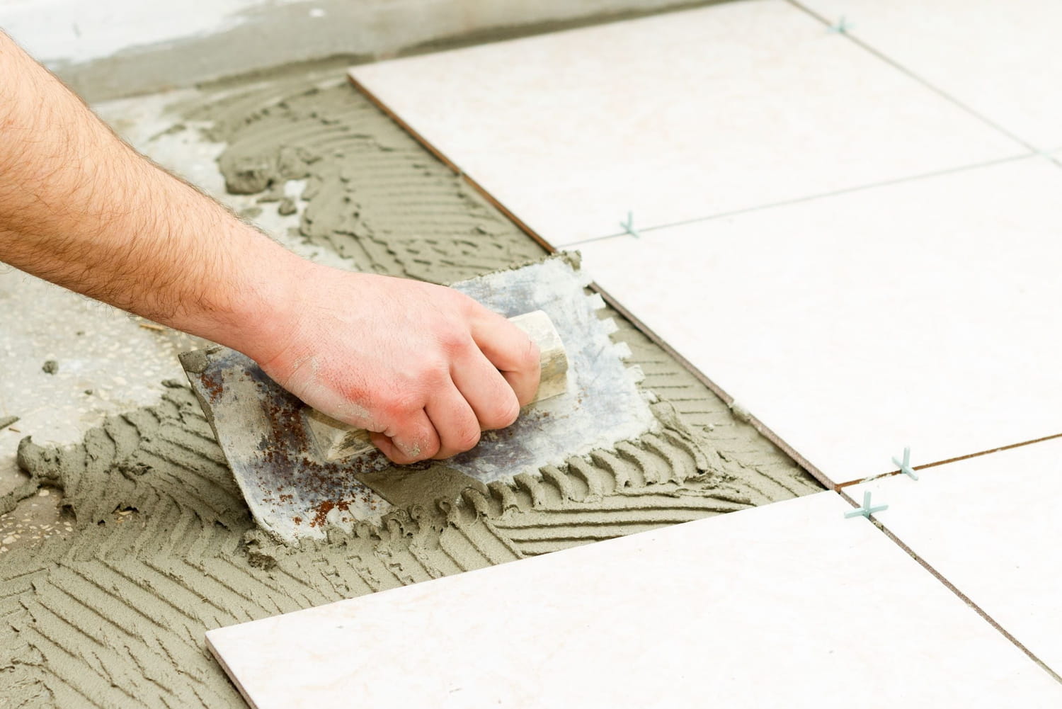 découvrez nos conseils pratiques pour réussir la pose de carrelage : préparation du support, choix des outils, étapes d'installation et astuces de professionnels pour un résultat durable et esthétique.