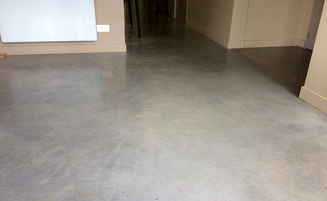 découvrez le coût du béton ciré pour sols : prix au m2, facteurs influençant le tarif, conseils pour estimer votre budget et réussir votre projet de rénovation avec un sol moderne et tendance.