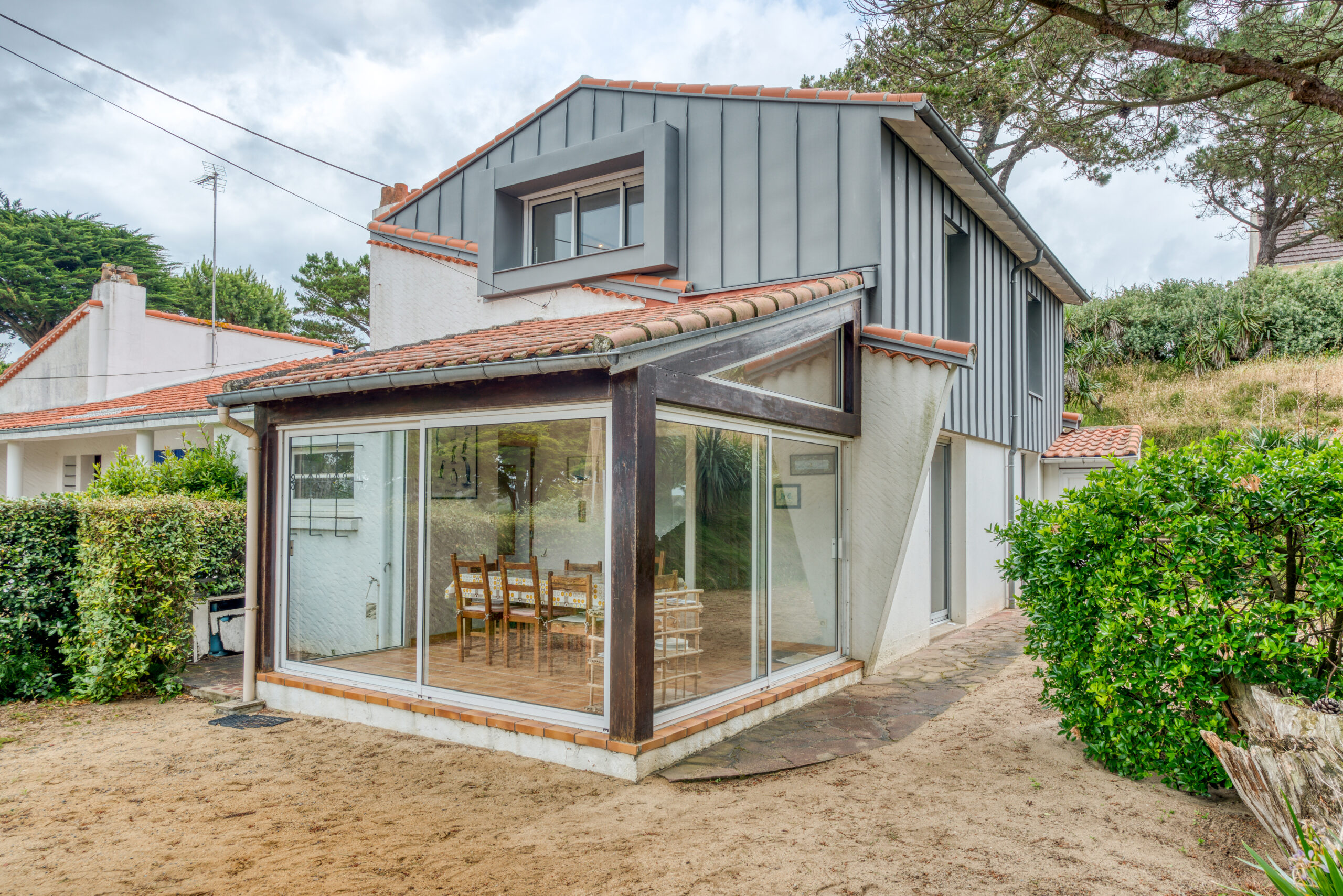 découvrez le coût moyen d'une extension de maison de 20 m² avec toit plat : prix au mètre carré, principaux postes de dépenses et conseils pour estimer votre budget en 2024.