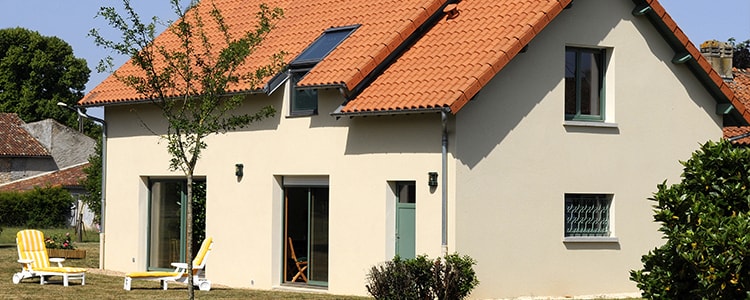 découvrez le coût détaillé d'une extension de maison de 20m2 avec toit plat : tarifs moyens, facteurs de prix, conseils pour estimer et optimiser votre budget de construction.