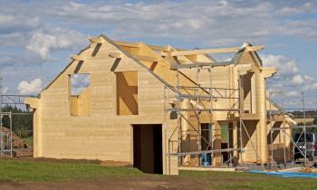 découvrez tout ce qu'il faut savoir sur le coût d'une maison en bois : prix au m2, facteurs qui influencent le budget, conseils pour bien estimer votre projet et comparer les différentes options de construction.