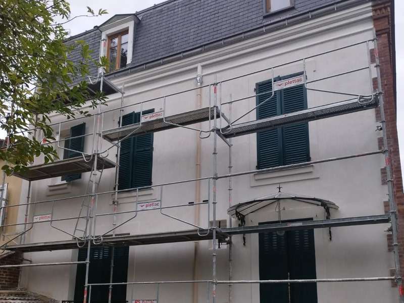découvrez le coût moyen pour un ravalement de façade d'une maison de 100m2, les facteurs qui influencent le prix, et nos conseils pour bien estimer votre budget travaux.