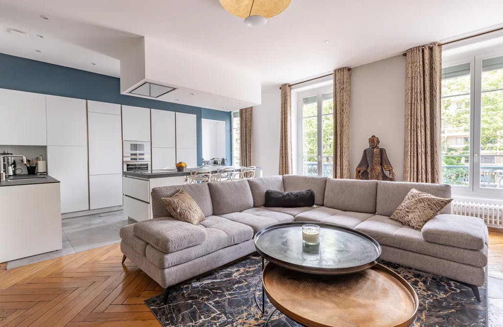 découvrez tout ce qu'il faut savoir sur le coût d'une rénovation : estimations de budget, facteurs influençant les prix, exemples de devis pour vos projets de rénovation intérieure ou extérieure.
