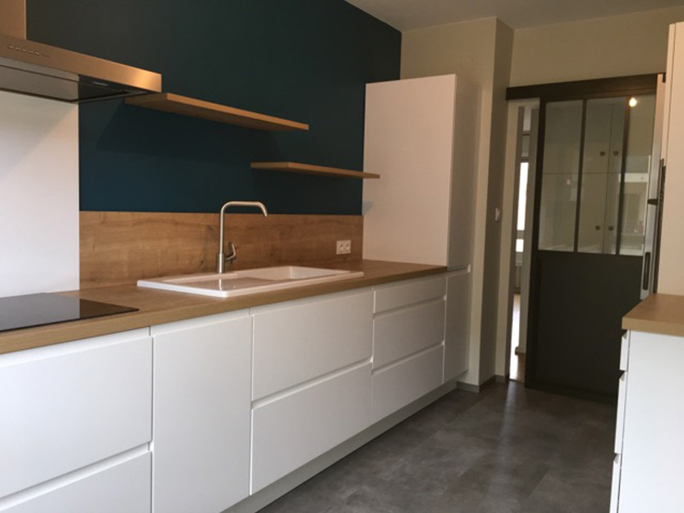 découvrez les facteurs qui influencent le coût de rénovation d’un appartement, des estimations de prix au m², et des conseils pour optimiser votre budget de travaux en 2024.
