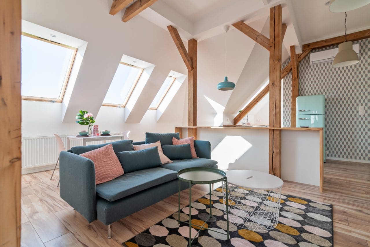découvrez tout ce qu'il faut savoir sur le coût de la rénovation des combles : prix moyens, facteurs qui influencent le budget, conseils pour optimiser votre investissement et estimer le montant de vos travaux.