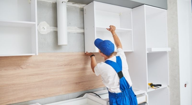 découvrez comment estimer le coût de la rénovation d'une cuisine : conseils, facteurs de prix, et astuces pour optimiser votre budget tout en modernisant votre espace culinaire.