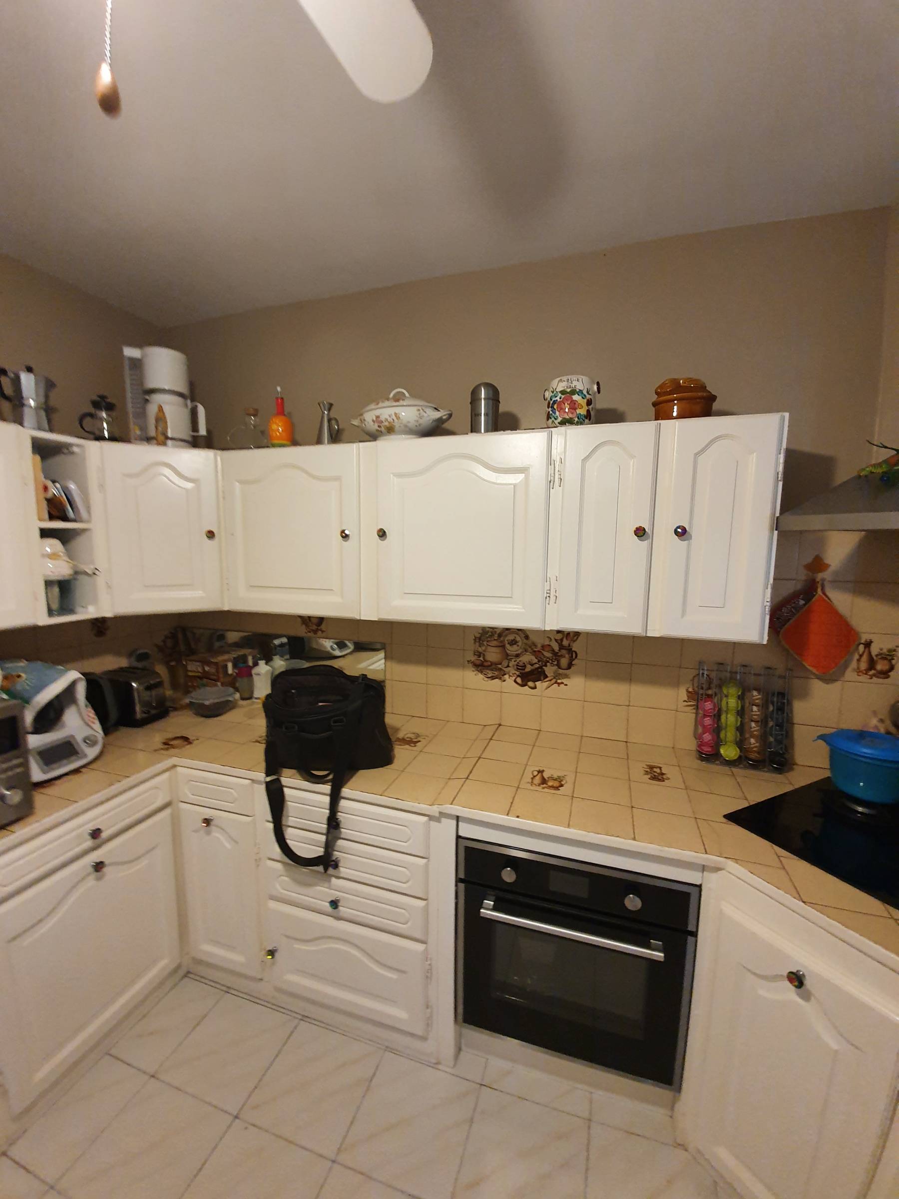 découvrez tout ce qu'il faut savoir sur le coût de la rénovation d'une cuisine : prix moyens, facteurs qui influent sur le budget, conseils pour optimiser vos dépenses et réussir votre projet.