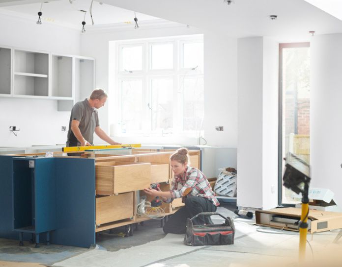 découvrez tout ce qu'il faut savoir sur le coût de la rénovation d'une cuisine : prix moyens, facteurs influents et conseils pour optimiser votre budget.