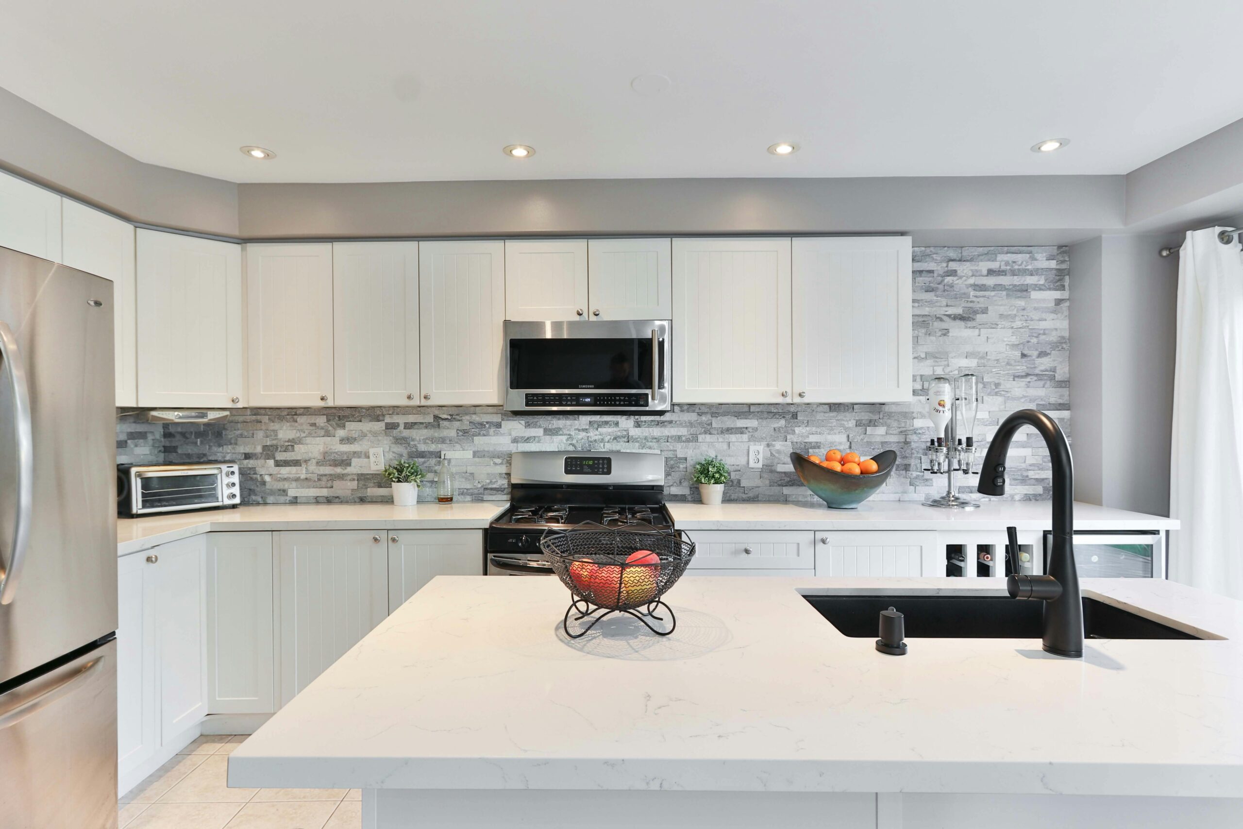 découvrez tout ce qu'il faut savoir sur le coût de la rénovation de cuisine : estimation des prix, conseils pour maîtriser votre budget et astuces pour réussir vos travaux.