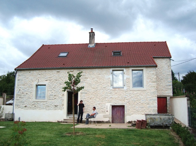 découvrez les éléments à prendre en compte pour estimer le coût de rénovation d'une ferme : prix au mètre carré, travaux à prévoir, et conseils pour réussir votre projet.