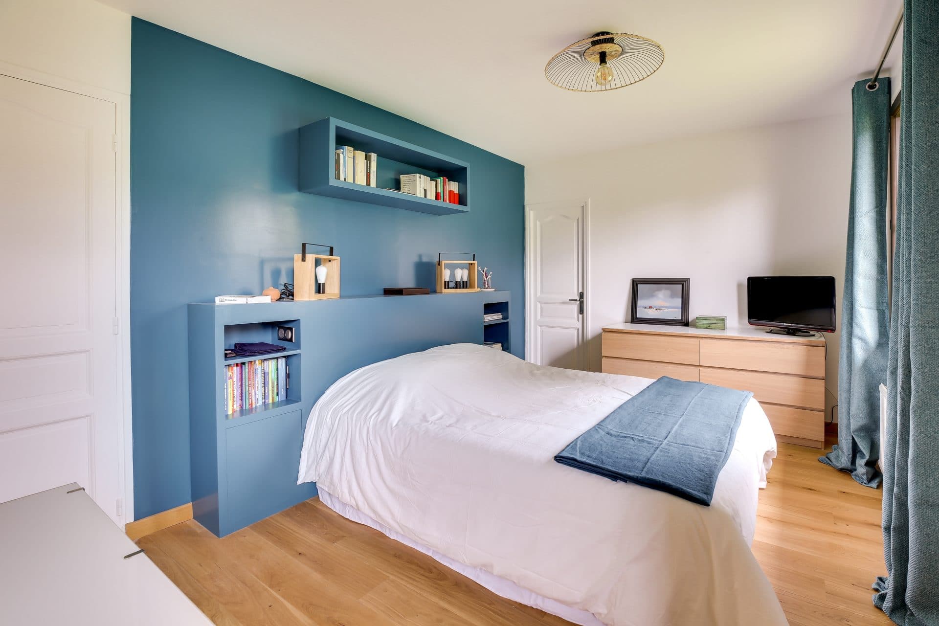 découvrez le coût moyen au m2 pour la rénovation de votre logement, des principaux facteurs qui influencent les prix, et des conseils pour estimer votre budget travaux en 2024.