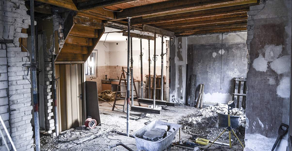 découvrez tout ce qu'il faut savoir sur le coût de la rénovation d'une maison : tarifs au m², facteurs influençant le prix, conseils pour estimer et réussir votre projet de rénovation en france.