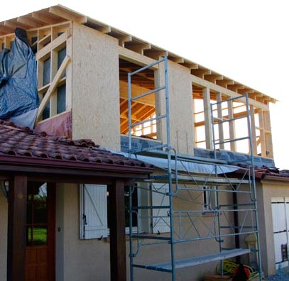 découvrez comment estimer le coût de rénovation d'une maison, les facteurs à prendre en compte et des conseils pour optimiser votre budget avant de débuter vos travaux de rénovation.