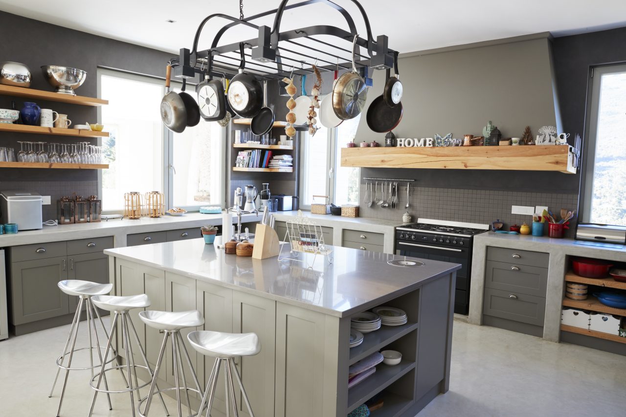 découvrez tout ce qu'il faut savoir sur le coût des travaux de cuisine : prix moyen, facteurs qui influencent le budget, astuces pour économiser et exemples de devis pour réussir votre rénovation.