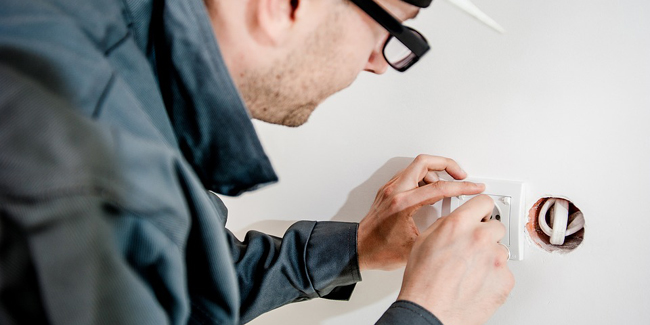 découvrez tout ce qu'il faut savoir sur les coûts de rénovation électrique : tarifs, facteurs à considérer et conseils pour estimer le budget de vos travaux d'électricité.