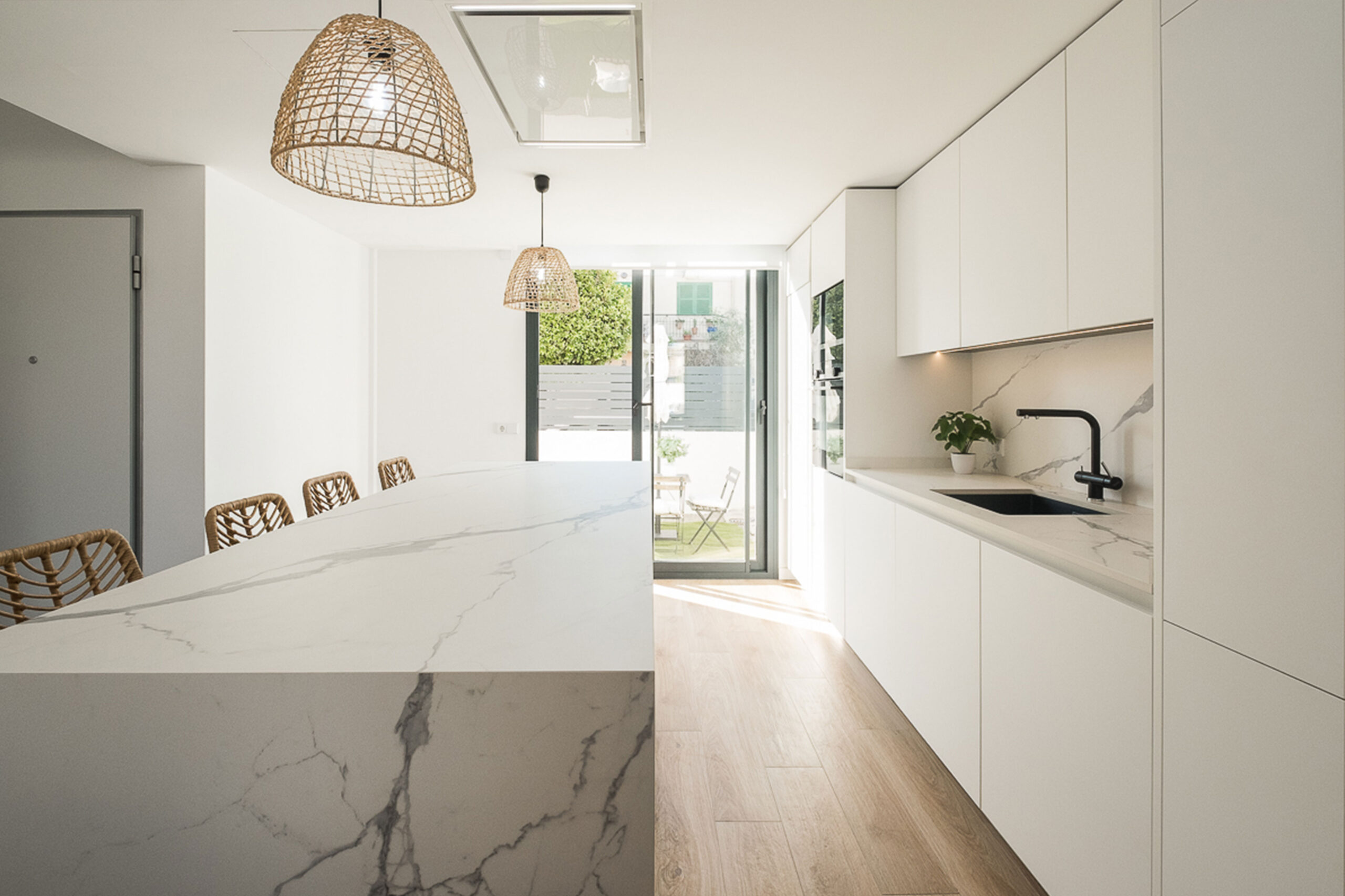 découvrez des idées inspirantes et des conseils pratiques pour aménager une cuisine moderne, alliant design contemporain, élégance et fonctionnalité, afin de transformer votre espace culinaire en un lieu tendance et convivial.
