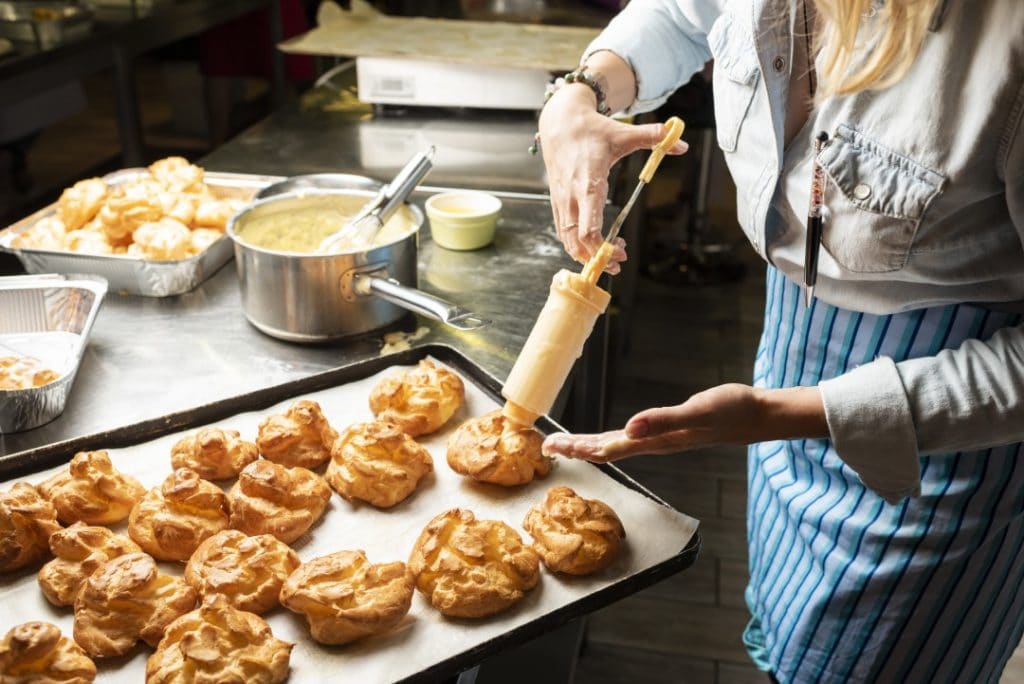 découvrez l'art de la cuisine parisienne : recettes traditionnelles, astuces de chefs et adresses incontournables pour savourer paris dans votre assiette.