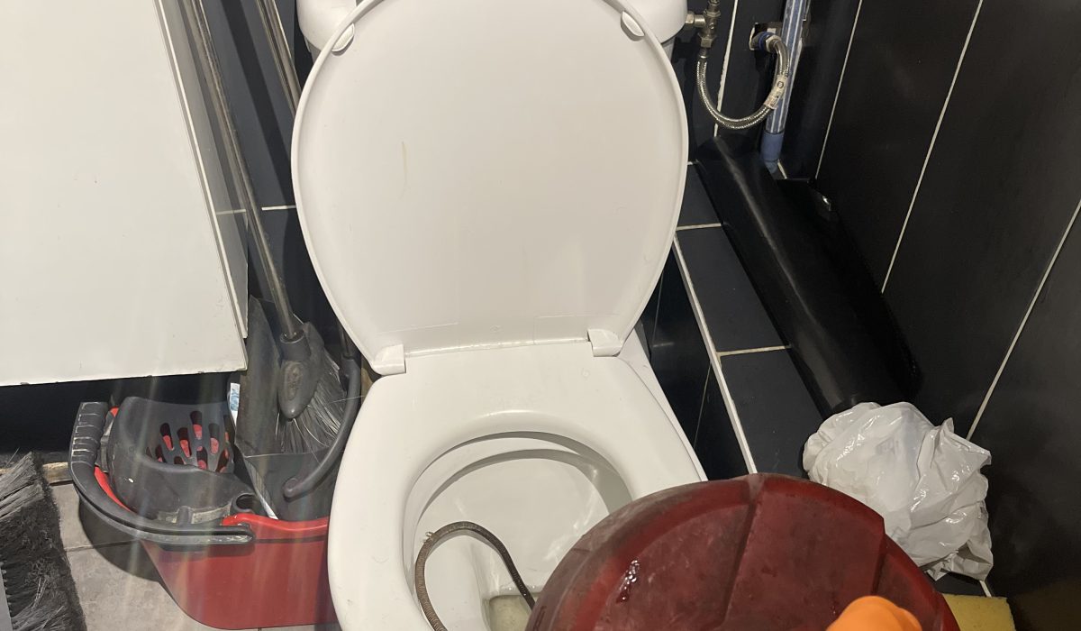 besoin d'un dégorgement urgent de wc à la rochette ? nos experts interviennent rapidement pour déboucher vos toilettes et résoudre tous vos problèmes d'évacuation. service efficace, 24h/24.