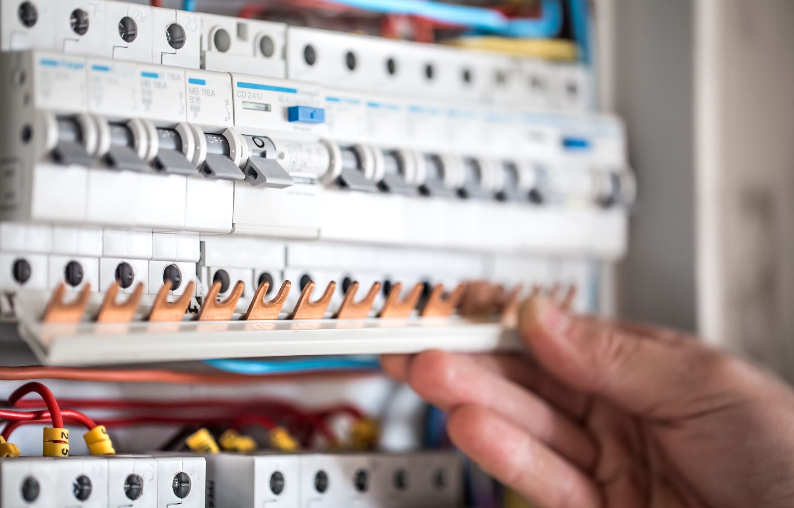 découvrez nos meilleurs conseils pour l’électricité de votre maison : astuces pour économiser de l’énergie, sécuriser votre installation et optimiser vos équipements électriques au quotidien.
