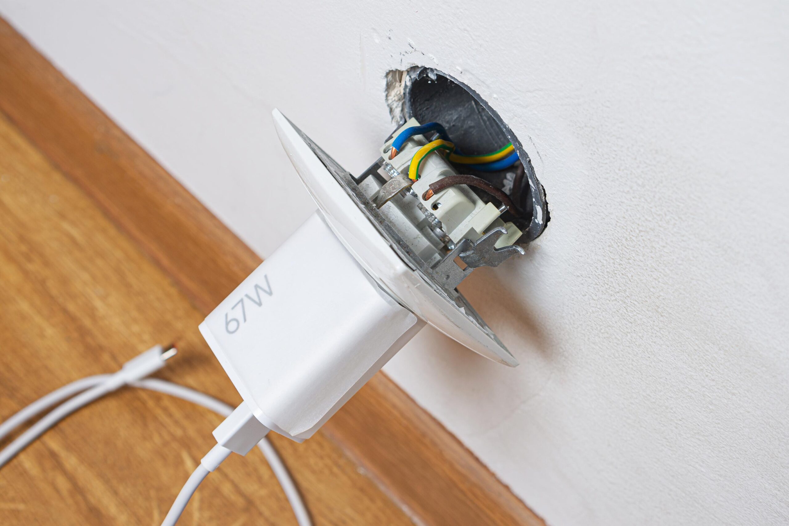protégez votre foyer grâce à l'électricité sûre : conseils pratiques, équipements adaptés et normes à respecter pour garantir la sécurité électrique de votre maison.