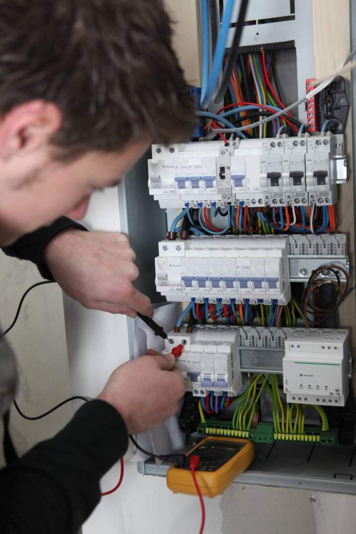 découvrez notre guide complet pour électriciens à antony : conseils pratiques, services disponibles, réglementations locales et astuces pour réussir vos travaux d’électricité en toute sécurité.