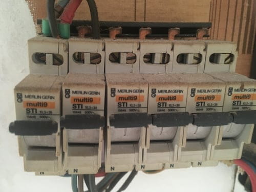 découvrez les principales normes d'électricité à respecter dans un appartement pour garantir sécurité et conformité lors de vos travaux ou installations électriques.