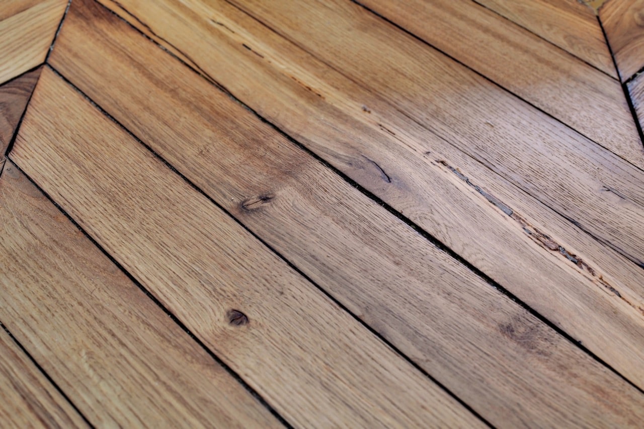 rénovez votre parquet à paris avec des experts qualifiés. redonnez vie à vos sols en bois grâce à nos services de rénovation, ponçage et vitrification sur-mesure. devis gratuit, intervention rapide et finitions impeccables.