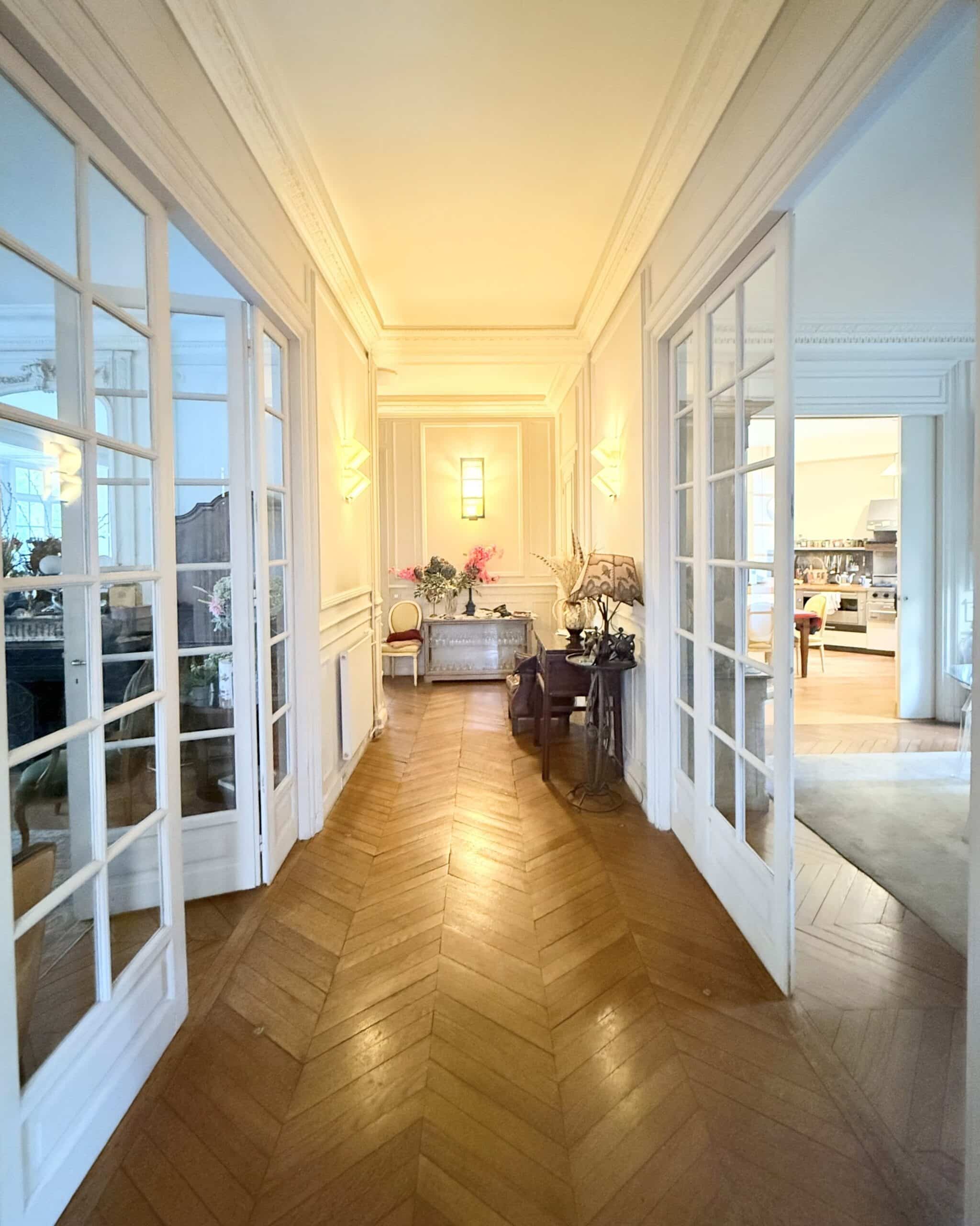 découvrez nos services de peinture intérieure à paris : rénovation, décoration et finitions soignées pour particuliers et professionnels. obtenez un devis gratuit et profitez d’un intérieur raffiné.