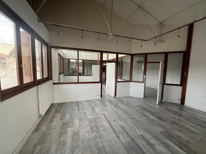 découvrez le prix au mètre carré pour l'achat ou la location d'un loft en france : tendances, estimations et conseils pour évaluer la valeur d'un loft selon la région et les caractéristiques du bien.