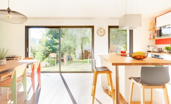 découvrez des astuces simples et efficaces pour réduire le coût du rafraîchissement de votre maison tout en améliorant votre confort durant les périodes de chaleur.