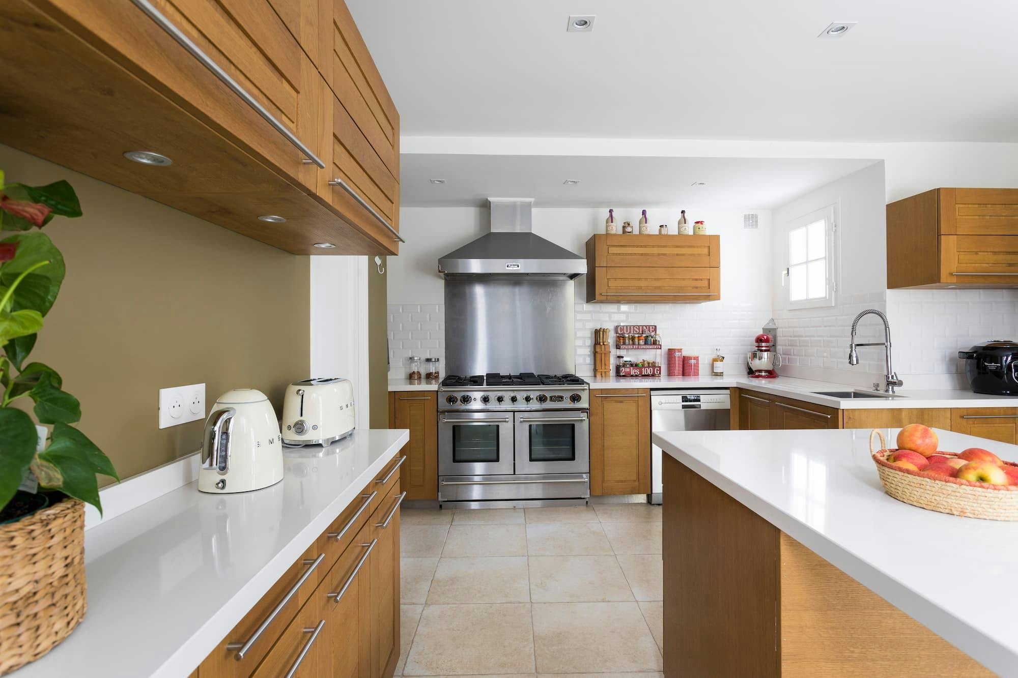 découvrez nos conseils pratiques et astuces pour réduire le coût de la rénovation de votre cuisine sans compromettre la qualité. optimisez votre budget et transformez votre espace à moindre prix.