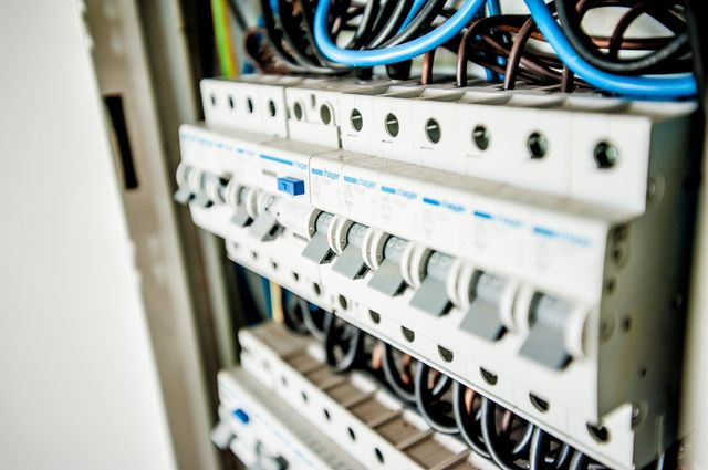 assurez la sécurité et la conformité de votre installation avec notre service de remise aux normes électricité. intervention rapide, diagnostic complet et travaux réalisés par des professionnels qualifiés.