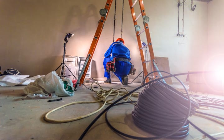 assurez la sécurité de votre habitation avec la remise aux normes de votre installation électrique. bénéficiez d'une mise en conformité fiable, rapide et conforme à la réglementation en vigueur.