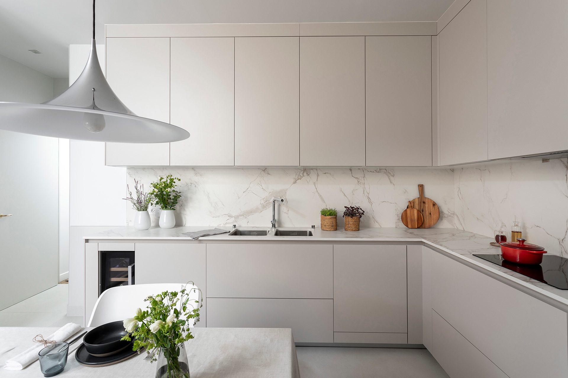 confiez la rénovation de votre cuisine à paris à nos experts. design moderne, matériaux de qualité et accompagnement personnalisé pour transformer votre espace culinaire.