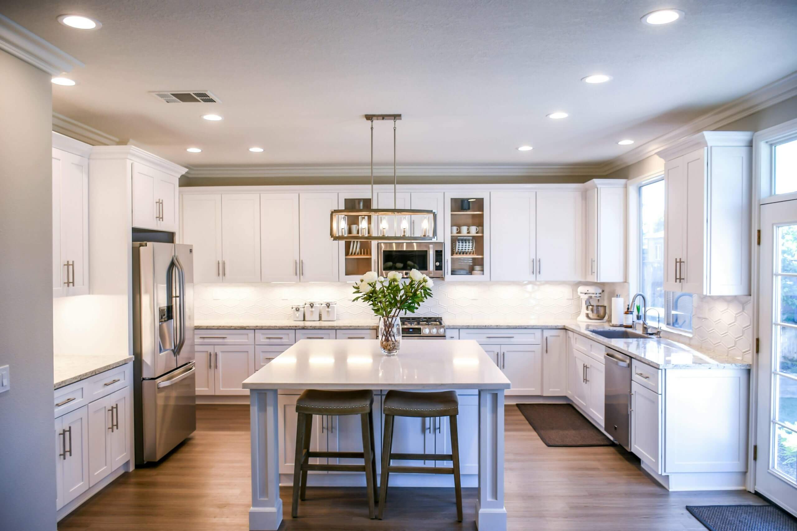 découvrez le prix au m² pour la rénovation d’une cuisine, des conseils pour estimer votre budget et les facteurs qui influencent le coût de vos travaux.