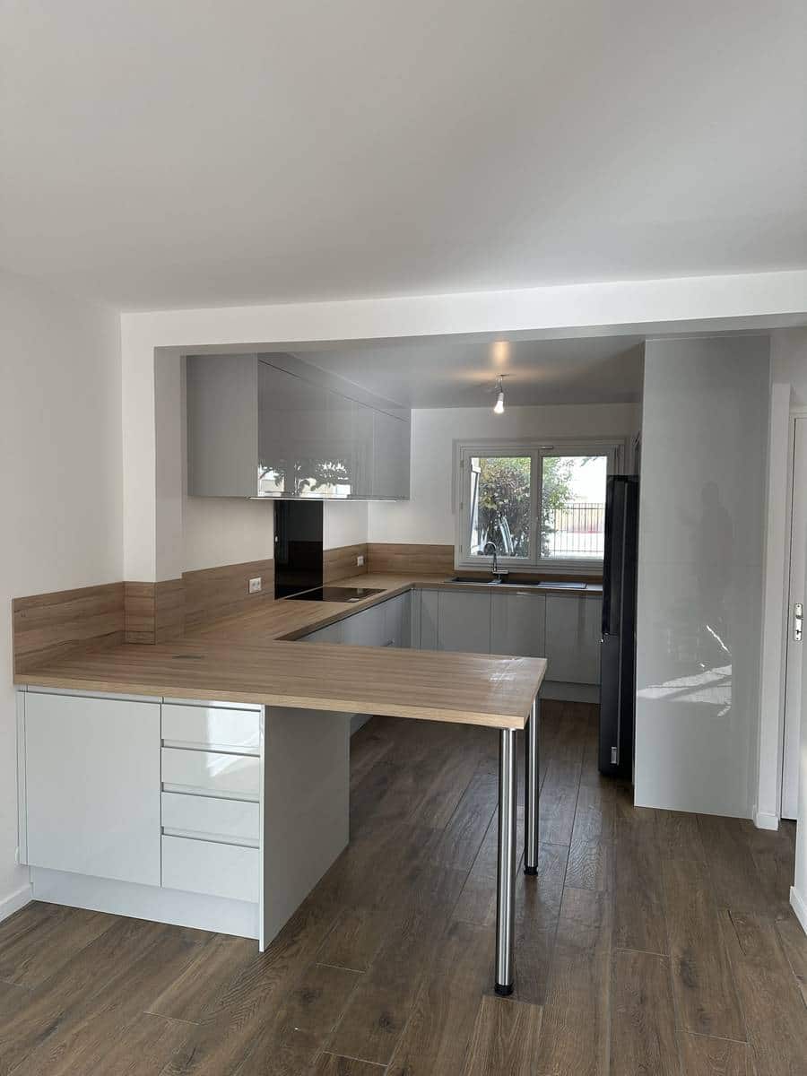 besoin de rénover votre cuisine à suresnes ? découvrez nos services sur mesure pour une cuisine moderne, fonctionnelle et à votre image. devis gratuit et accompagnement personnalisé.