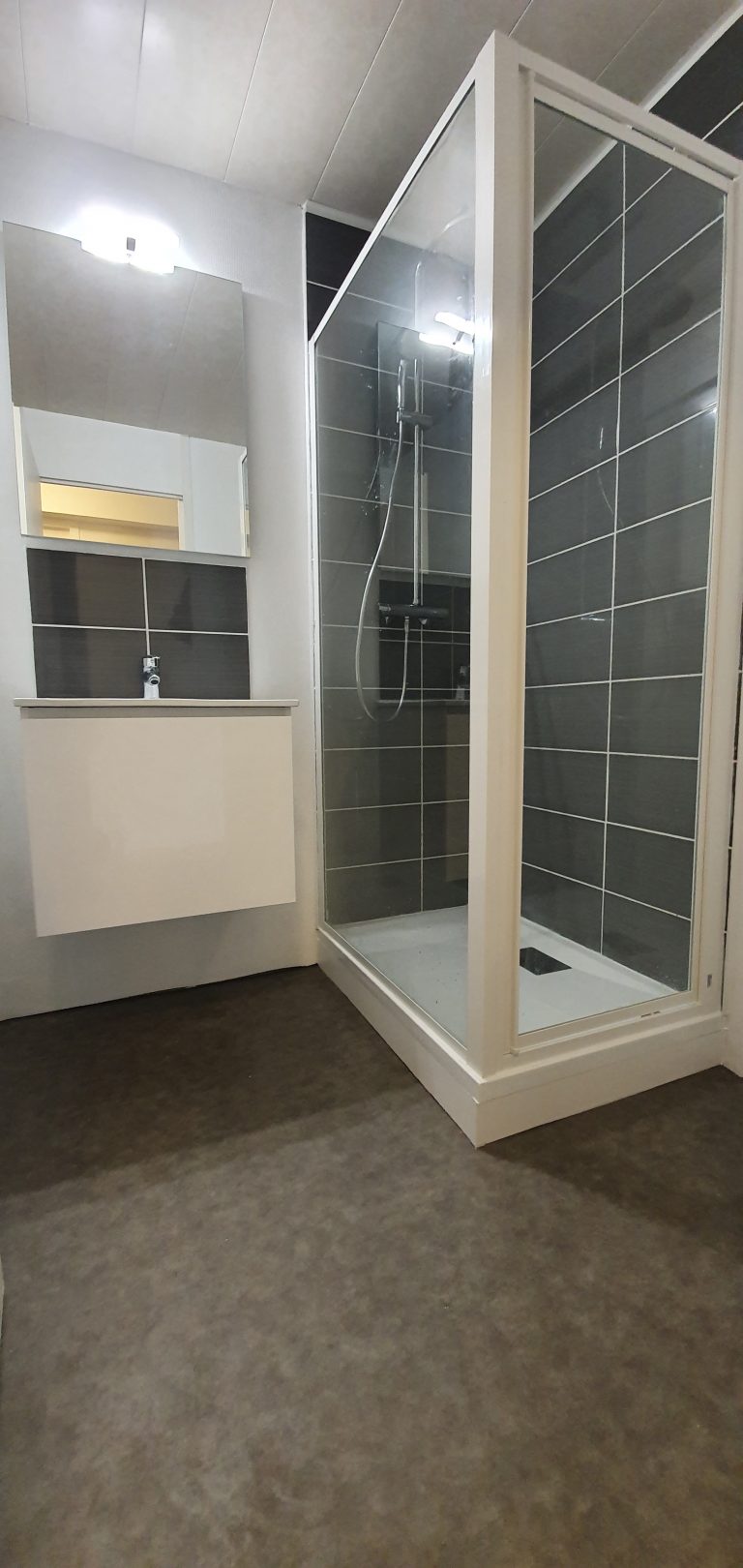 découvrez nos conseils pour rénover votre douche sans dépasser votre budget. astuces, matériaux économiques et estimation des coûts pour une rénovation réussie et abordable.