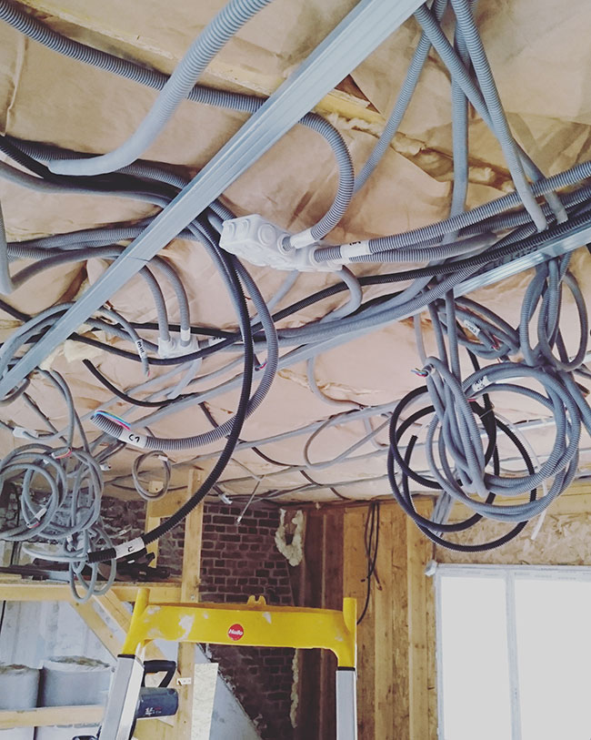 confiez vos travaux de rénovation électrique à des professionnels qualifiés. mise aux normes, installation d’équipements modernes et sécurité renforcée pour votre maison ou appartement.