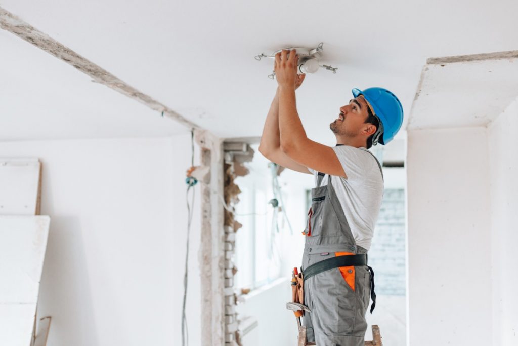 modernisez votre maison en toute sécurité grâce à notre service de rénovation électrique : mise aux normes, installation complète, conseils personnalisés et solutions adaptées à vos besoins.