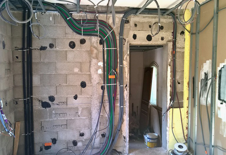 confiez la rénovation de votre électricité à des experts qualifiés. améliorez la sécurité, l'efficacité et la conformité de votre installation électrique. devis gratuit et travaux garantis !