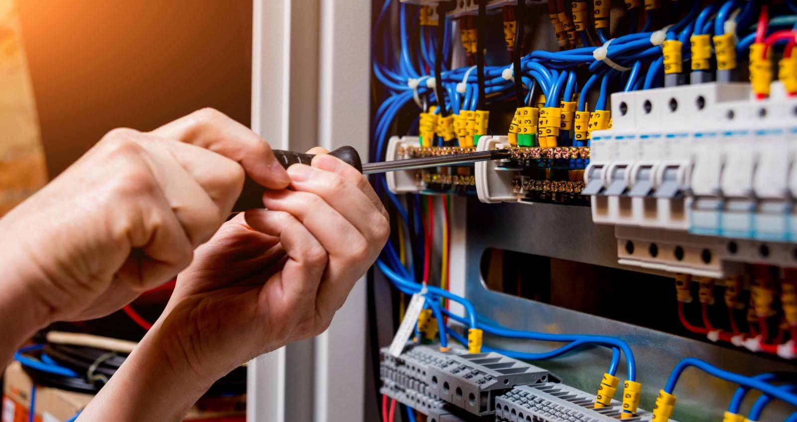 simplifiez votre rénovation électrique avec nos conseils pratiques et astuces. découvrez comment moderniser votre installation électrique en toute sécurité et sans stress.